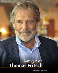 Wussten Sie, dass Thomas Fritsch die deutsche Synchronstimme von Russell  Crowe in „Gladiator" ist und viele Jahre Hörspielsprecher bei „Die drei  ???" war? Heute wäre er 81 Jahre alt geworden. In welchen