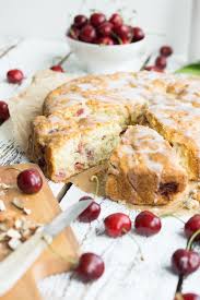 Einfach Und Blitzschnell Fertig Kirsch Mandelkuchen Mit Mandelguss Mandelkuchen Ruhrkuchen Mit Kirschen Kuchen