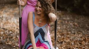 Ukończyła studium ceramiki oraz studia pedagogiczne. Monika Mrozowska Dziecko I Figura