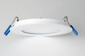 Lampu sorot ini biasanya digunakan untuk memberikan visibilitas yang lebih pada satu area tertentu pada ruangan, seperti karya seni, pintu masuk, ataupun untuk menyorot dinding. Lampu Led Plafon Rumah Model Rumah Minimalis 2020