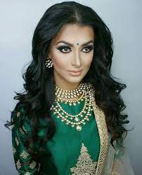 This Makeup Look Is Mere Perfection For A Guest At A Wedding Or A Bride A Neutral Makeup Look Carried Off With Fine Joyeria De Plata Joyeria India Novio Indio