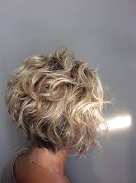 * der haaransatz erhält ein festigendes spray. Cool Bob Hairstyles For Curly Hair 2019 Bob Cool Curly Hair Hairstyles Bob Haircut For Fine Hair Bob Hairstyles Hair Styles