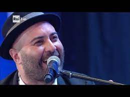 Giuliano sangiorgi, voce e volto dei negramaro, ha regalato un'esibizione. Giuliano Sangiorgi Cavalli Di Battaglia 23 06 2018 Youtube