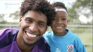 Murillo conhece goleiro Hugo Souza e ganha luvas do ídolo