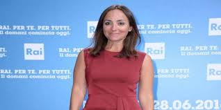 La conduttrice nell'abito color salmone scelto per il matrimonio con il compagno. Camila Raznovich Amico Di Famiglia Mi Molesto Io Segnata Da Infanzia Traumatica
