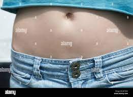 Nahaufnahme von nackten Bauch junge Teenager-Mädchen, Blue Jeans und  t-Shirt Stockfotografie - Alamy