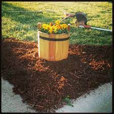 Wishing Well Flower Pot Red Mulch Corner Of Driveway Spring Flowers Well Mulch Red Mulch Mulch Flower Pots