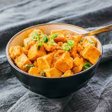 An Easy Simple And Quick Tofu Stir Fry Recipe With A Spicy Asian Sauce With Sriracha And Sesam Asian Vegetarian Recipes Healthy Chicken Recipes Tofu Stir Fry