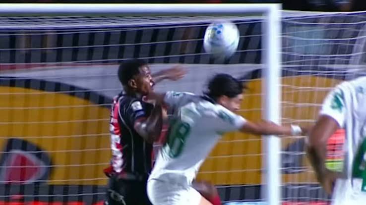 Mauricio &eacute; denunciado pelo STJD por lance em Palmeiras e Vit&oacute;ria