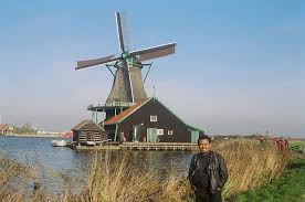 Terdahulu, mangsa dilaporkan bersendirian sebelum dihampiri sekumpulan lelaki tempatan yang memaksanya melakukan ketuk ketampi. Windmill4 Me In Front Of One Bond 78 Flickr