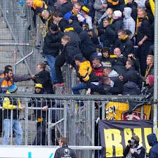 Sie zündeten pyrotechnik und attackierten die polizei. Tsv 1860 Munchen Gegen Dynamo Dresden Zehn Festnahmen Ermittlung Gegen Ordner Tsv 1860