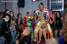 泥酔乱交パーティーでレズキス＆フェラを楽しむセクシーな女たち - PornPics.com