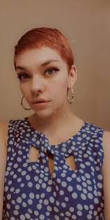 This girl is about to have the worst hair bleaching fail ever... 😱