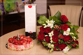 Flori Sampanie Si Tort Un Kit Perfect Pentru Table Decorations Decor Home Decor