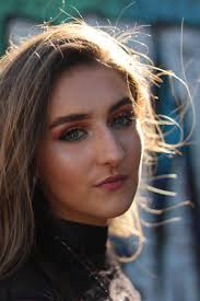 Lucy Foley (@LucyFoleyy)