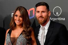 How old is Lionel Messi's wife Antonela Roccuzzo and when did they meet? |  The Sun