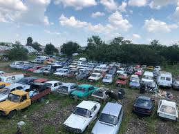 Cele trei mașini sunt piesele de rezistență ale colecției celebrului actor și fiecare dintre ele are o poveste remarcabilă, care le va crește cu siguranță primul automobil scos la licitație este un pontiac firebird trans am din 1978, o copie exactă a celui folosit de reynolds în filmul smokey and the bandit. In BucureÈ™ti MaÈ™inile Abandonate Vor Putea Fi Scoase La LicitaÈ›ie Romania Libera