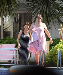 Ebru gündeş kızıyla birlikte ilk kez görüntülendi. Ebru Gundes In Alara Si Buyudu Sozcu Gazetesi