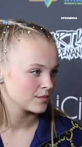 Jojo Siwa couldn't take her eyes off of a reporter's prominent neckline,  and of course, she didn't go unnoticed.