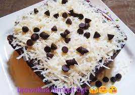 Sedangkan resep brownies yang kedua ditulis oleh maria willet howard, anak didik farmer dan dimuat ke dalam buku lowney's cook book pada resep kedua ini, brownies yang dihasilkan mengandung lebih banyak cokelat karena howard menambahkan cokelat dan telur ke dalam resep. 7 Cara Bikin Brownies Kukus Lembut 1 Telur Amp Takaran Sendok Yang Mudah Cookandrecipe Com