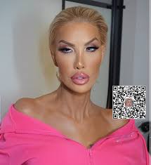 🔗: bit.ly/3RF3sjL Lisa always knew she was going to get plastic surgery.  And When she hit her 60s, she decided to take the plunge. 📷: Nayak Plastic  Surgery