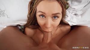 ▷ Mia Bandini in Mia Gets Caught Watching Porn (Photo 5) | Brazzers