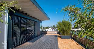 Architektur Im Bauhaus Stil Bauhaus Modern Living Mit Weitlaufigen Dachgarten Bzw Dachterrasse Von B Luxus Fertighaus Architektur Dachterrasse Einfamilienhaus
