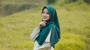  chorus  c e am mungkin ku tak akan bisa g c f em jadikan dirimu kekasih yang dm g seutuhnya mencinta c e am namun kurelakan diri g c f jika hanya setengah hati fm a# c kau. Lirik Lagu Romadhon Tajalla Cover Ai Khodijah Dan Terjemahannya Sahijab Com Line Today