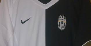 Juventus war schon immer gegen rassismus und diskriminierung, hieß es auf twitter. Nike Juventus 2005 Antirassismus Trikot Mit Halften Vs Adidas Juventus 19 20 Heimtrikot Nur Fussball