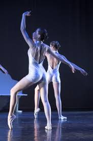 Studia danza con maestri di fama internazionale, fino a perfezionarsi all'opera di stato di budapest. Alessandra Celentano A Forli