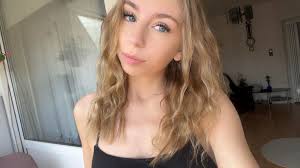 Sziasztok! 😊 Vadász Klaudia vagyok, 26 éves. Szeptembertől kezdem az  egyetemet a Károlin, és emellett dolgozni is fogok, így egy hosszabb távra  alkalmas, nyugodt szobát keresek. 🗓 Költözés: július vége vagy augusztus