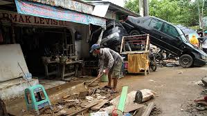 Pasang dan surut air taut dipengaruhi oleh gaya gravitasi bulan dan matahari. Banjir Rendam Jatiasih Bekasi Surut Warga Mulai Bersih Bersih Bagian 1