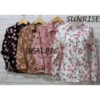 Blouse dengan belahan sedikit pada bagian bawah leher ini dibanderol sebesar rp 85.000,00 saja. Jual Blouse Motif Bunga Model Desain Terbaru Harga August 2021