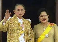 Le roi vajiralongkorn se désintéresse tout à fait de la chose publique et. 12 Aout Fete Des Meres Et Anniversaire De La Reine Vivre En Thailande