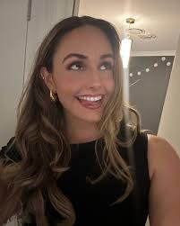 Mia Leary's Instagram, Twitter & Facebook