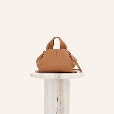 Designed to switch from a landscape to portrait format, with the help of a choice of straps, its. Polene Sac N 9 Chalk