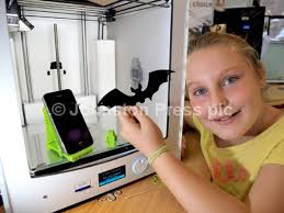 32324803-Wallyford Primary P5 pupil Lucy Meldrum visits Musselburgh  Library, to try the library s new 3D printer, bought with Scottish  Government funding.