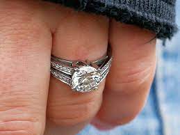 The other royal wedding took place last weekend as the queen's eldest granddaughter, zara phillips, married her long time love mike tindall in scotland. Evolve Risveglio Alaska Zara Phillips Wedding Ring Alluvione Passante Candele
