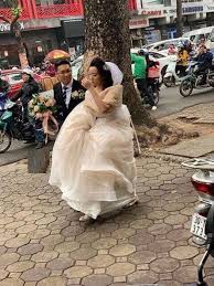 Xe dâu đi được 20 km rồi mà chú rể vẫn hậm hực: “Đi lấy chồng mà không có  vàng à?”, em bảo lái xe cho xuống rồi theo đoàn nhà gái