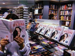 Lo observa sin ser vista desde su ventana y es que, muy a su pesar, no han intercambiado ni. Ariana Godoy On Twitter A Traves De Mi Ventana Ya Esta En Papel En Las Librerias De Espana After 75 Millions On Wattpad My Book Is Finally In Bookstores Link
