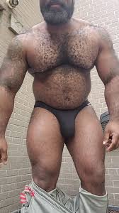 HAIRY BEAR POSING HIS AMAZING MUSCLE BODY - ThisVid.com