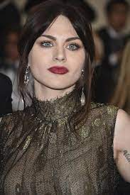 Her parents' rumored drug use threw her immediately into the spotlight. Frances Bean Cobain Geht Weiter Ihren Weg Als Malerin Monopol