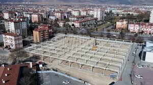 Öğrenim aşamasında ve mezun olduktan sonra saha ve ofis ortamında i̇ç mimarlık sektöründe tecrübe kazandı. Selcuklu Da Kapali Pazar Sayisi Artiyor Sabah Haber Ofisi