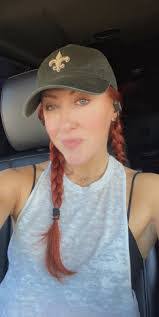 Leslie Hankins's Instagram, Twitter & Facebook