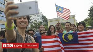 Silahkan baca artikel kerja sama negara indonesia dengan negara lain. Rakyat Malaysia Bergotong Royong Menyumbang Untuk Bayar Utang Negara Bbc News Indonesia