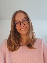 Looking for a host family 🙂 My name is Léa, I turned 18 in July and I come  from the French part of Switzerland, near Geneva. I finished highschool  last year and