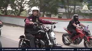Ceramah di pantai padang, ustadz abdul somad datang naik moge, disambut selawat dan takbir ceramah di pantai padang, ustadz abdul somad datang pakai moge, disambut dengan selawat & takbir. Naik Moge Ustaz Abdul Somad Disuruh Ceramahi Rekannya Yang Tak Pakai Helm
