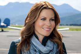Tanner on full house, which she reprised as d.j. Candace Cameron Bure Christmas Under Wraps Candace Cameron Bure Hairstyles Pretty Hair Color Hair Color Auburn