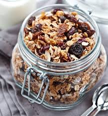 Alimenti di origine animale (carni rosse magre, carni bianche, pesce azzurro) contengono il ferro eme di più facile assorbimento da parte dell'intestino, mentre quello di origine vegetale (frutta secca, cereali, legumi, verdure) è ferro non eme ed è meno assorbile. Ferro Ecco Gli Alimenti Che Ne Contengono Di Piu Casa Di Vita