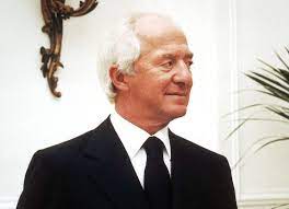 Come gestire il passaggio a relax banking. Del Vecchio To Be Top Mediobanca Investor With 1 Billion Stake Bloomberg